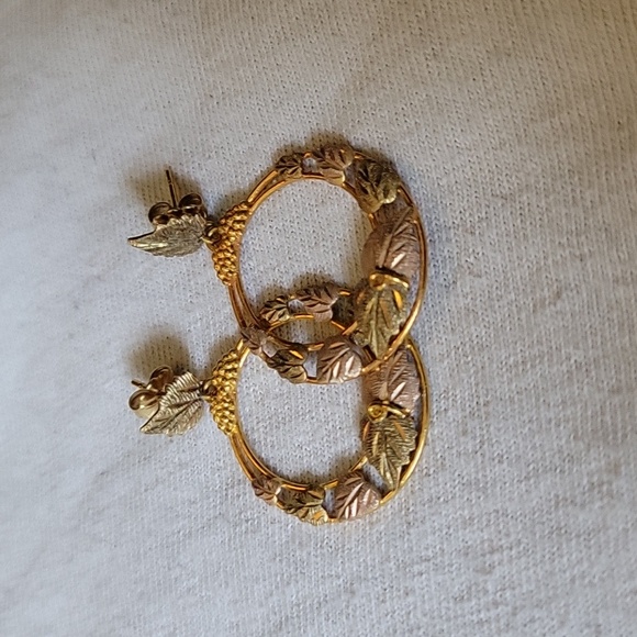 Black Hills Gold Circle Dangle Earrings - Picture 2 of 3